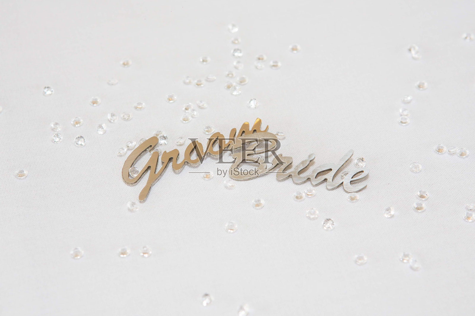 新娘和新郎的标签上有水晶照片摄影图片