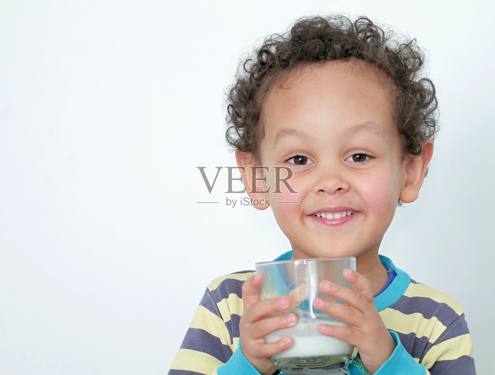 孩子喝牛奶库存照片照片摄影图片