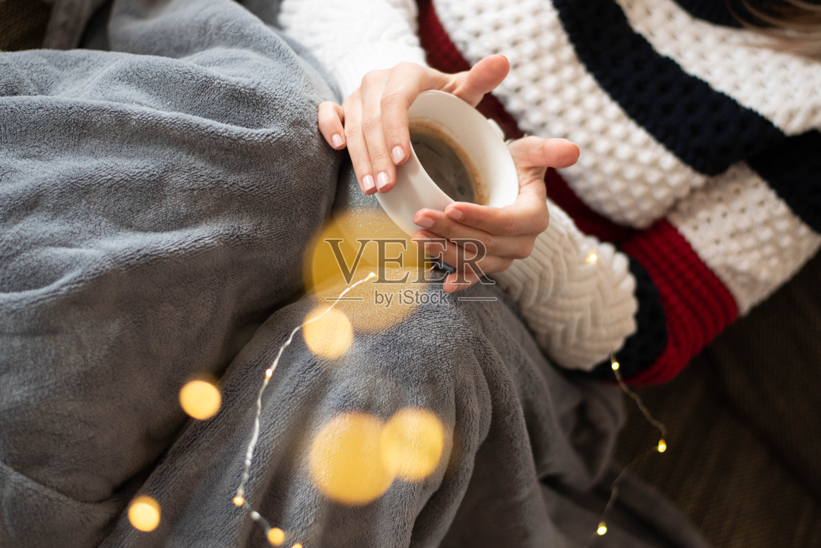 坐在床上拿着杯子的女人照片摄影图片