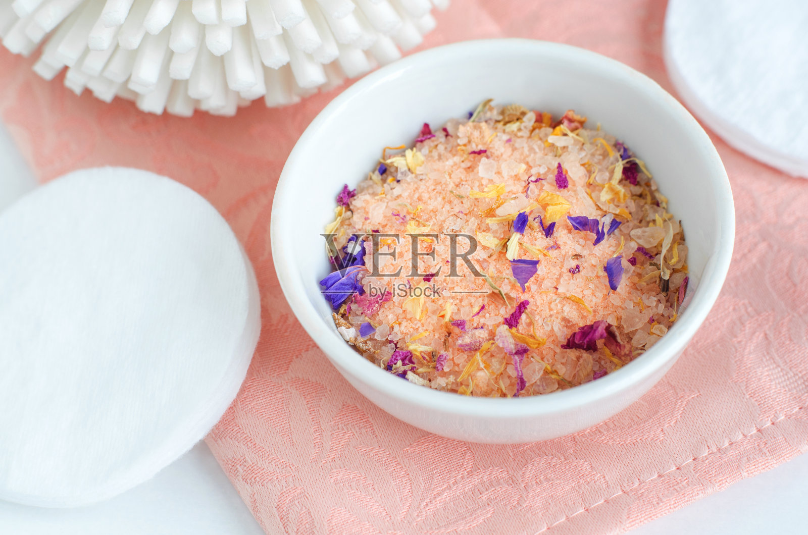 用死海盐、精油和五颜六色的干花瓣自制花浴盐(足浸、起泡、去角质磨砂膏)。自然皮肤护理。DIY温泉配方。照片摄影图片