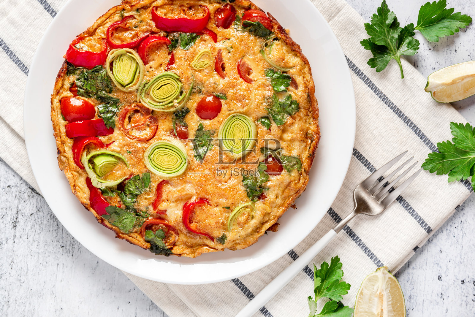 肉馅煎蛋饼配辣椒，番茄，红辣椒，韭菜和欧芹照片摄影图片