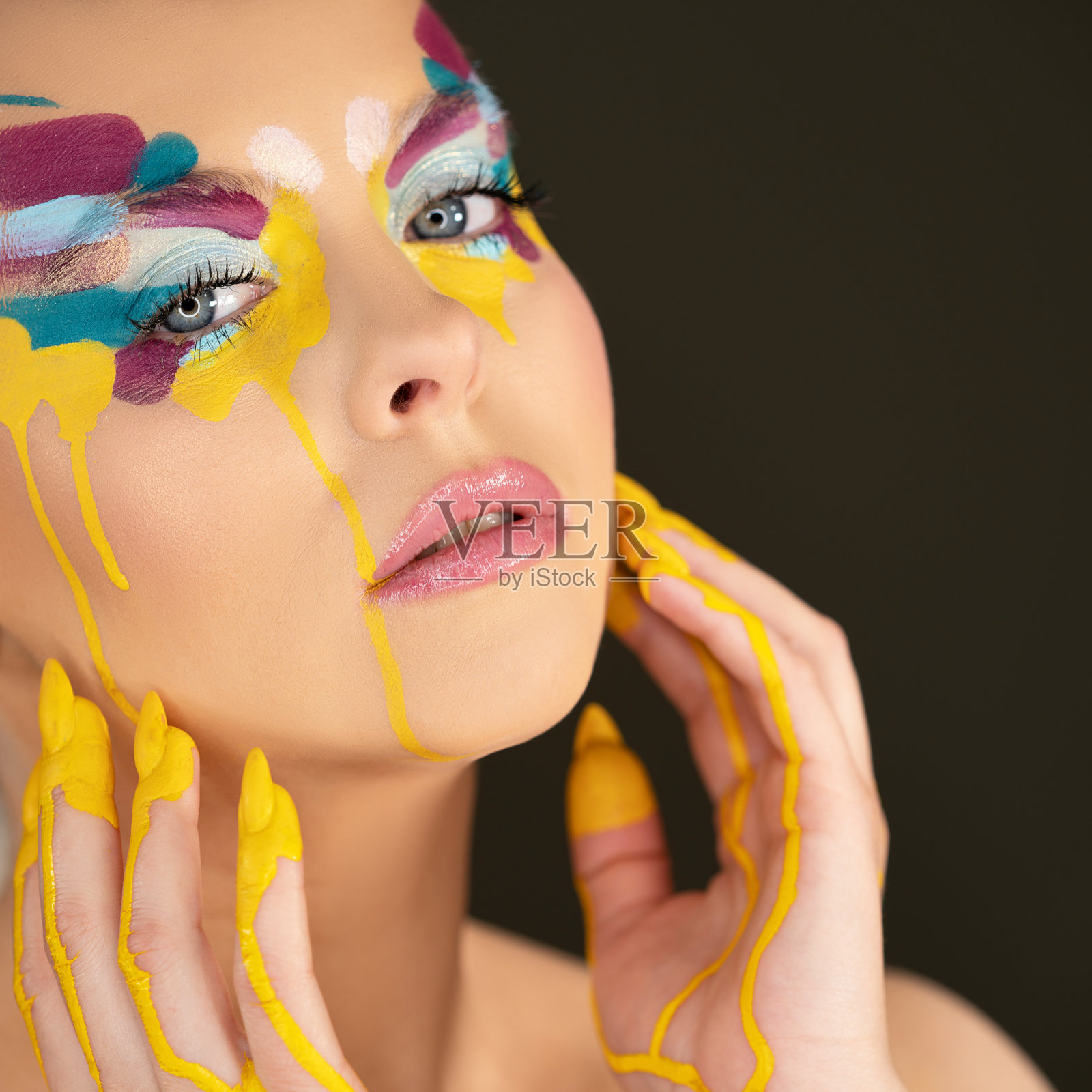 化着彩色妆容的美女照片摄影图片