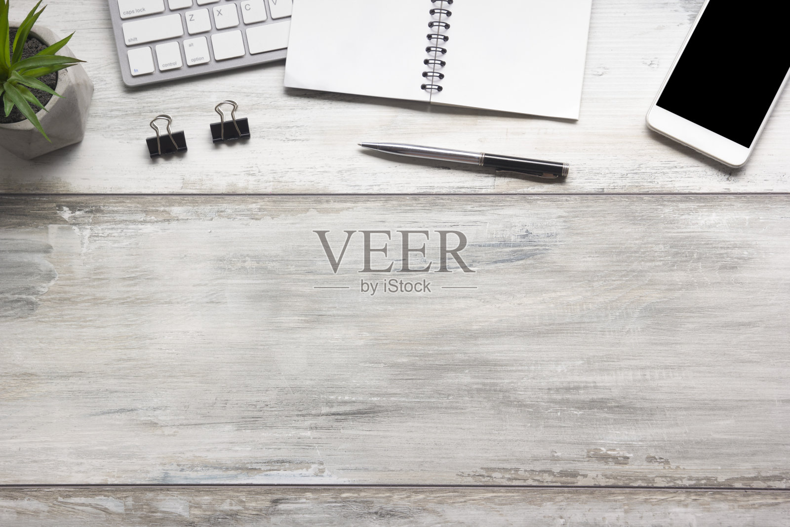 办公桌旁摆着办公用品。平整办公场所及物品。前视图。文本复制空间照片摄影图片