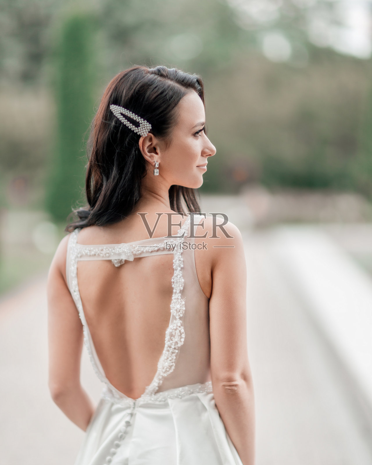 美丽的女人穿着婚纱在自然的背景照片摄影图片