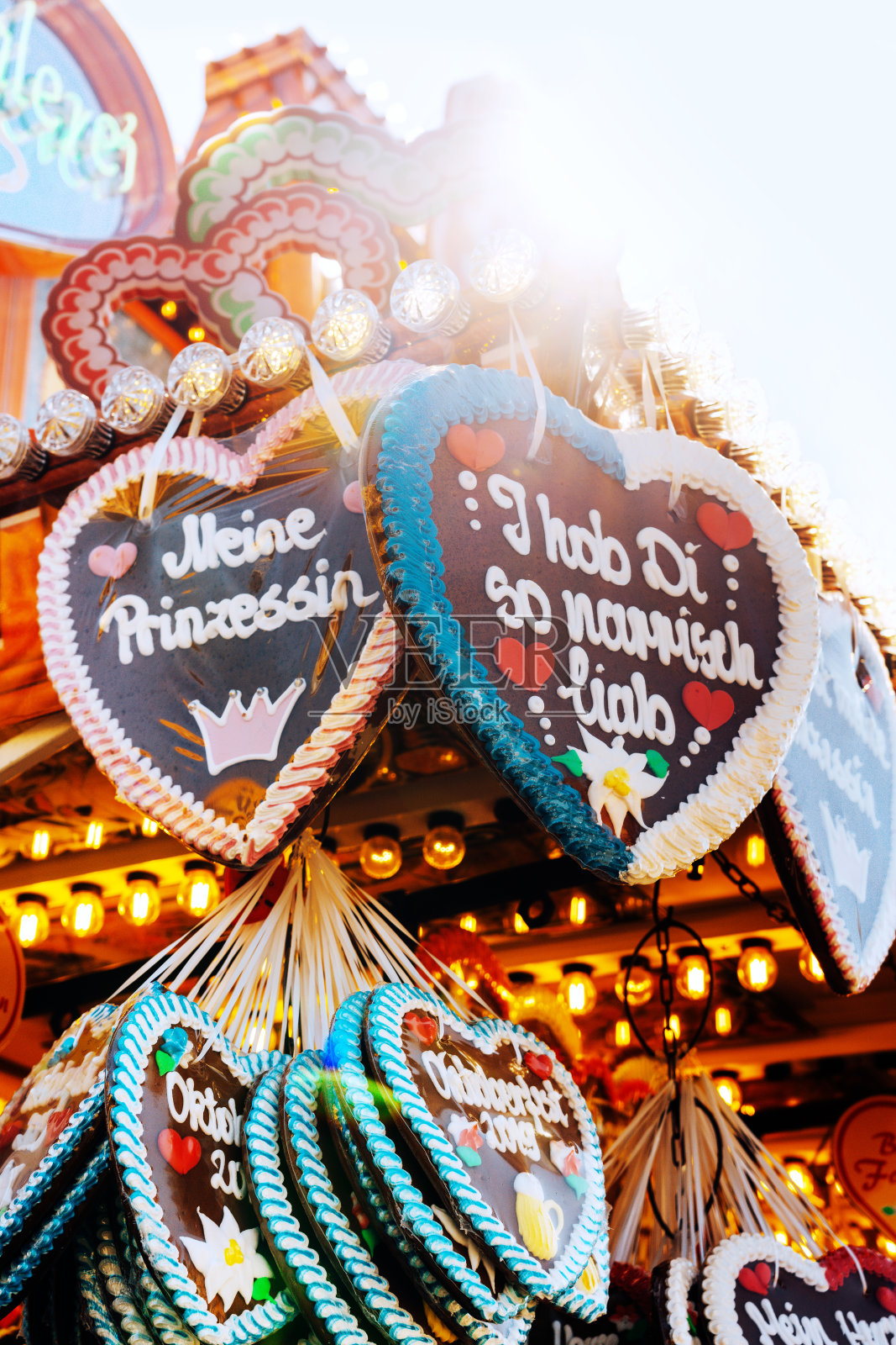 德国慕尼黑啤酒节上的传统心形姜饼照片摄影图片