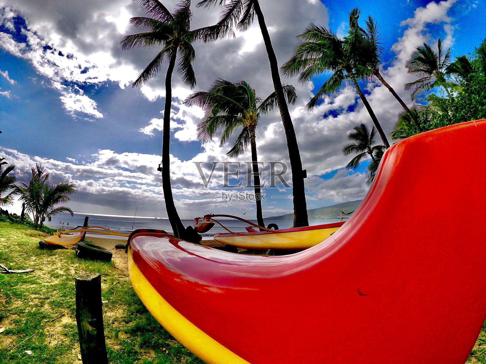沙滩上的支腿独木舟照片摄影图片