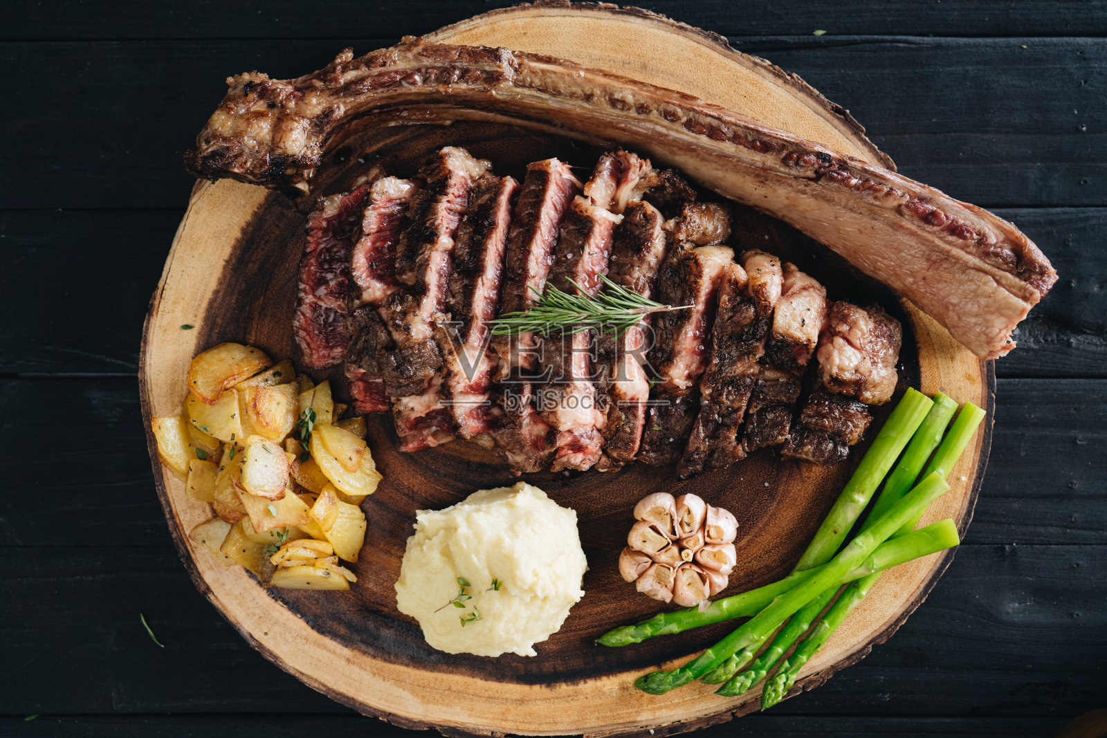 半熟的菲力牛排配烤土豆照片摄影图片