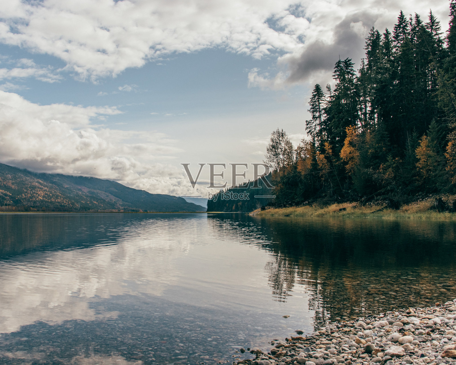 不列颠哥伦比亚省美丽的湖照片摄影图片