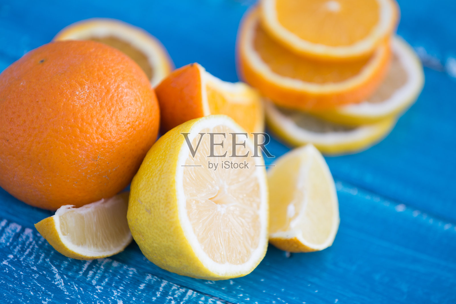 柑橘类水果，橙色和柠檬在蓝色背景上照片摄影图片