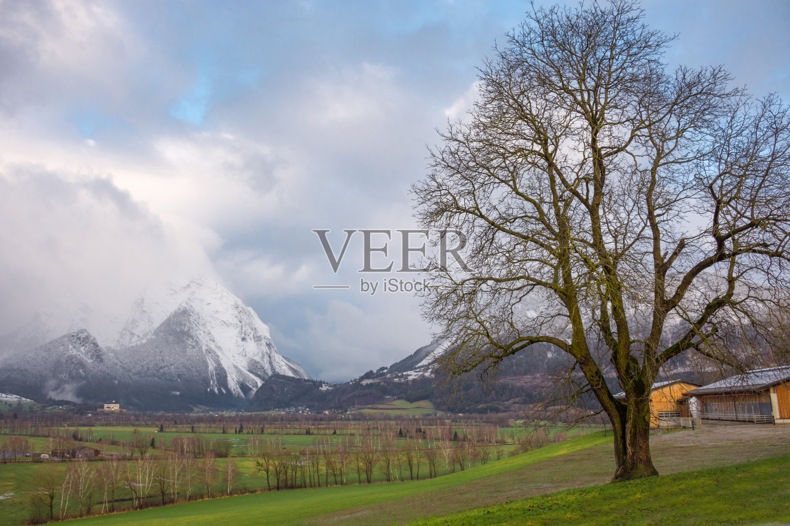 冬天的风景与雪覆盖的格林山在恩斯特尔，斯蒂里亚，奥地利照片摄影图片