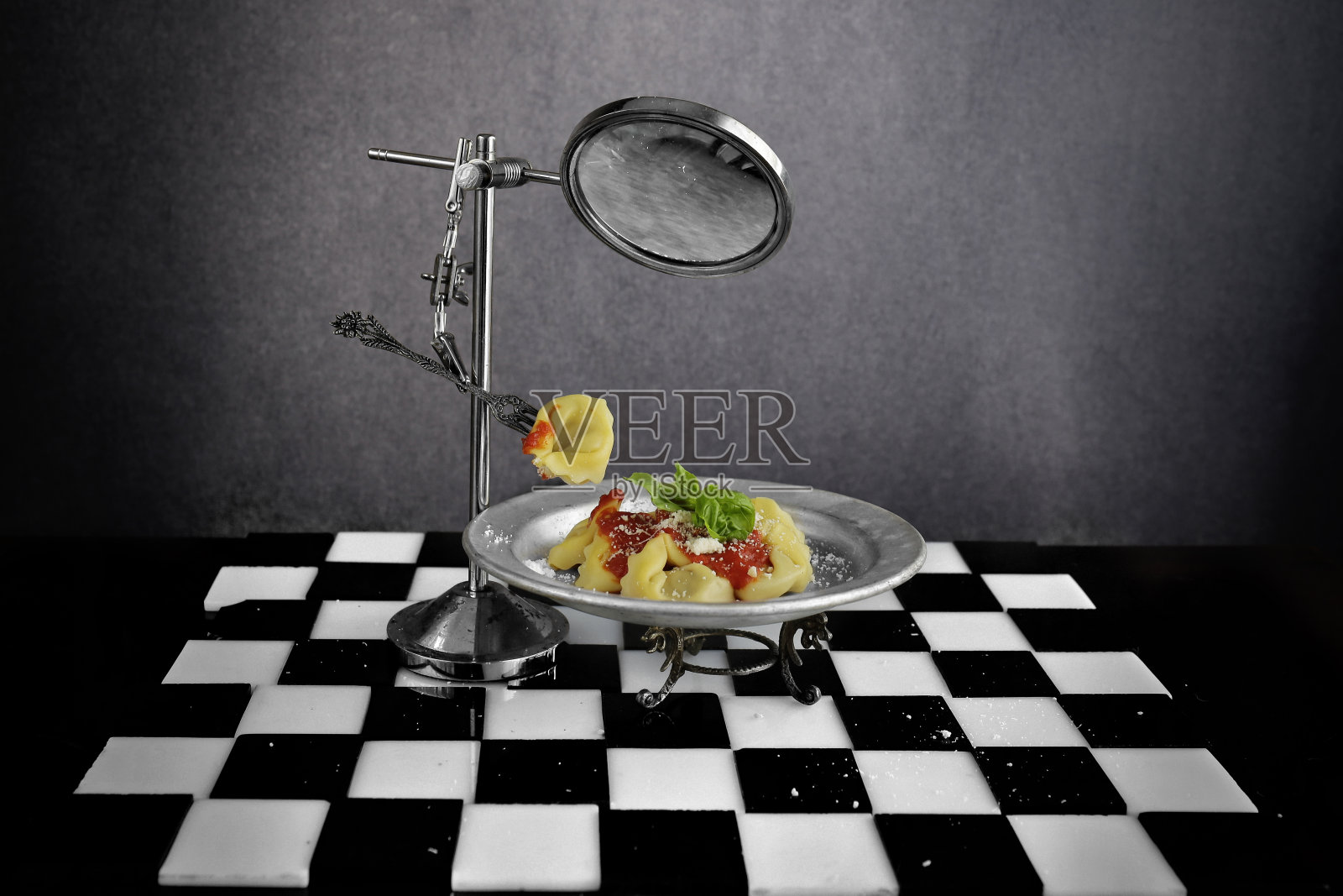 五颜六色的食物在黑白棋盘上照片摄影图片