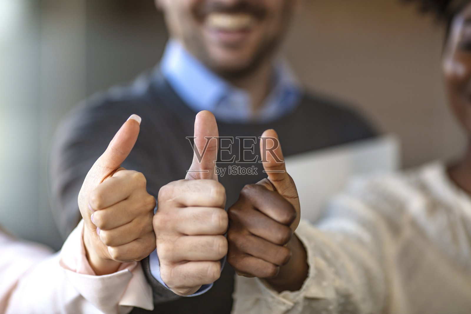 一组同事在工作中竖起大拇指的局部照片照片摄影图片