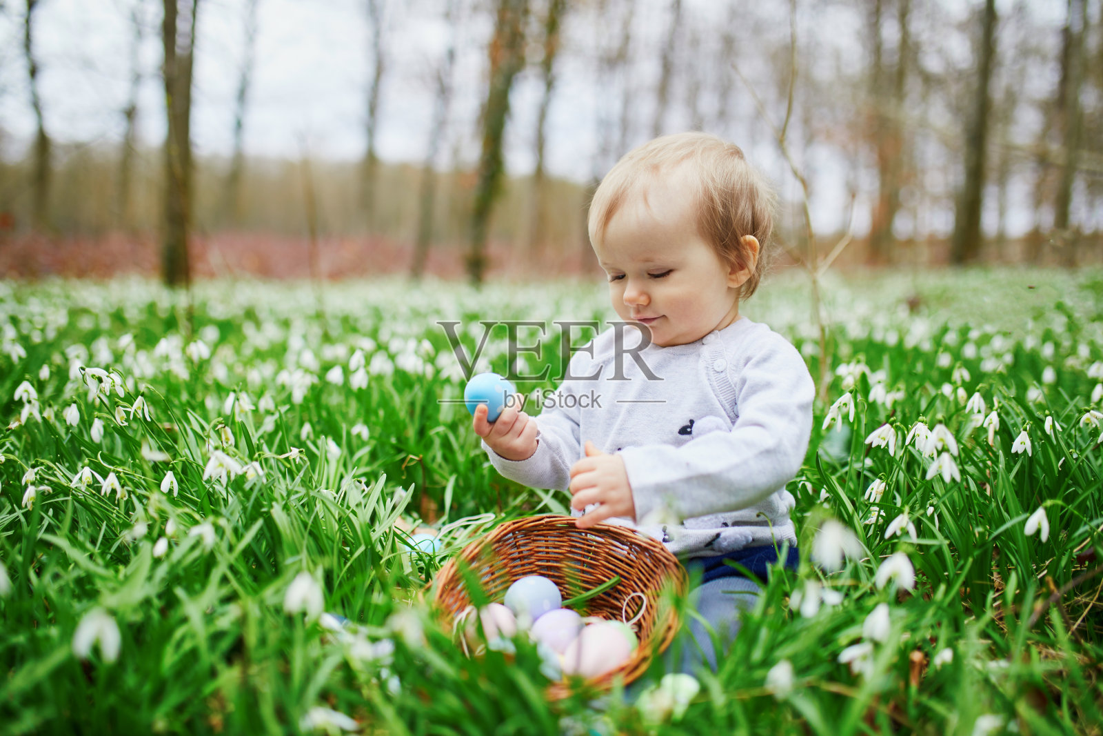 可爱的一岁小女孩在复活节玩找彩蛋游戏照片摄影图片
