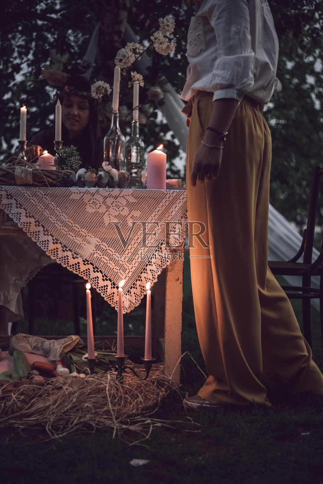 在户外庆祝复活节彩蛋的朋友们照片摄影图片