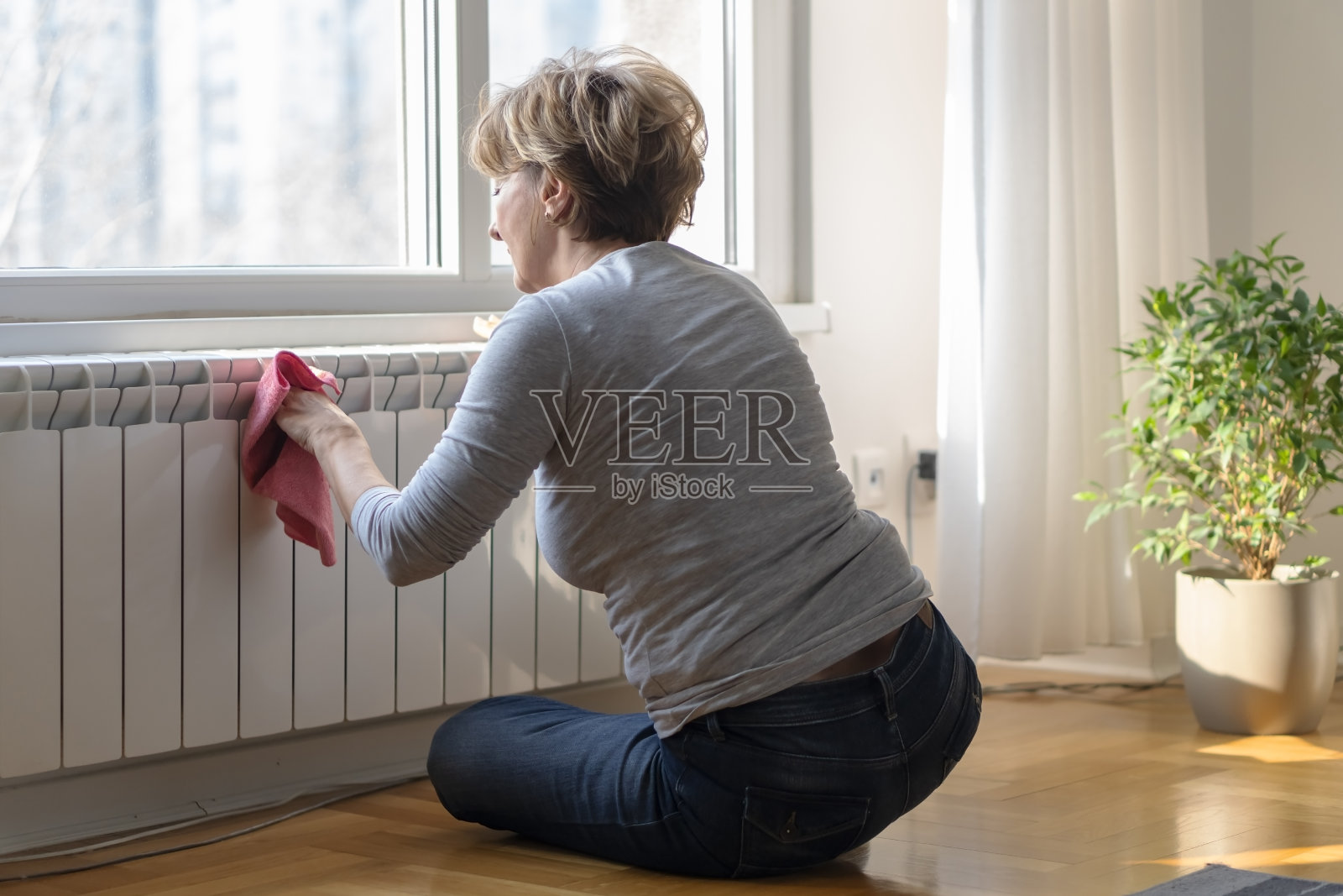 打扫房屋的老妇人照片摄影图片