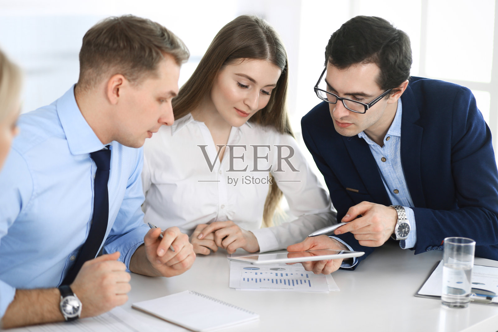 商务人士在现代办公室开会讨论问题照片摄影图片