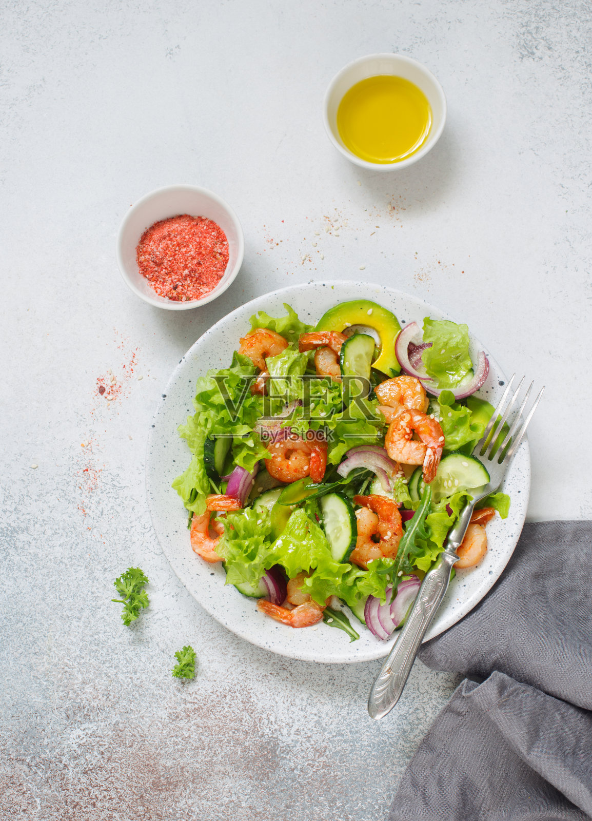 虾和新鲜蔬菜沙拉照片摄影图片