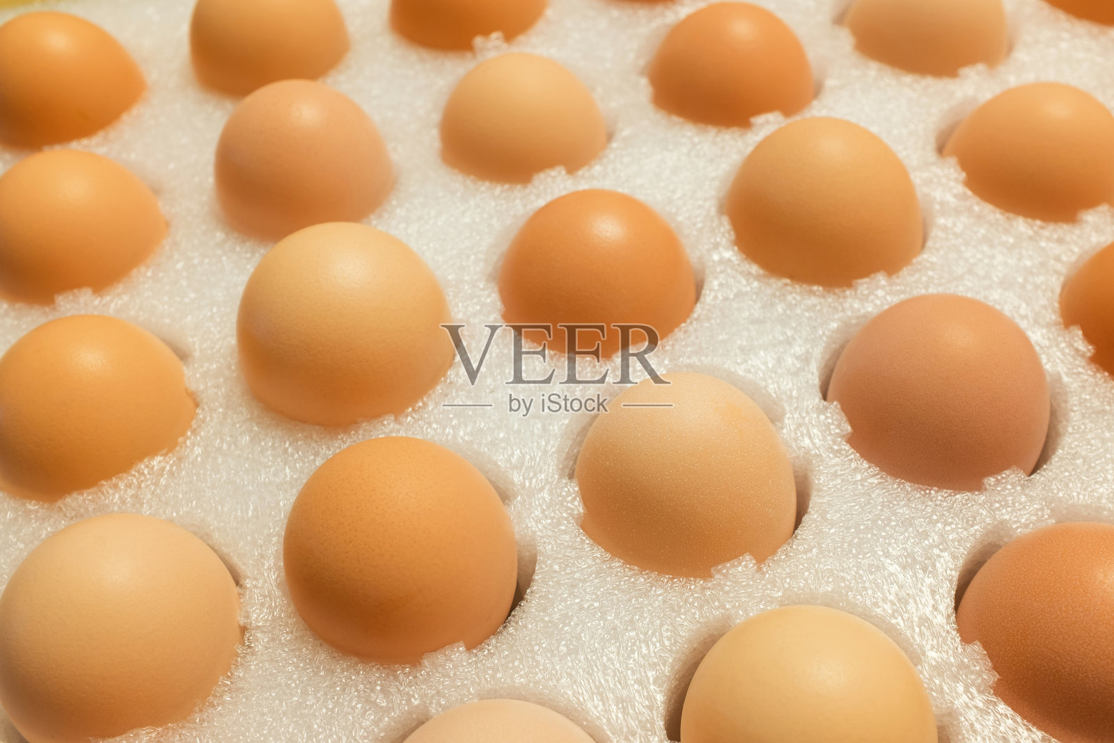 用聚苯乙烯包装的新鲜鸡蛋照片摄影图片