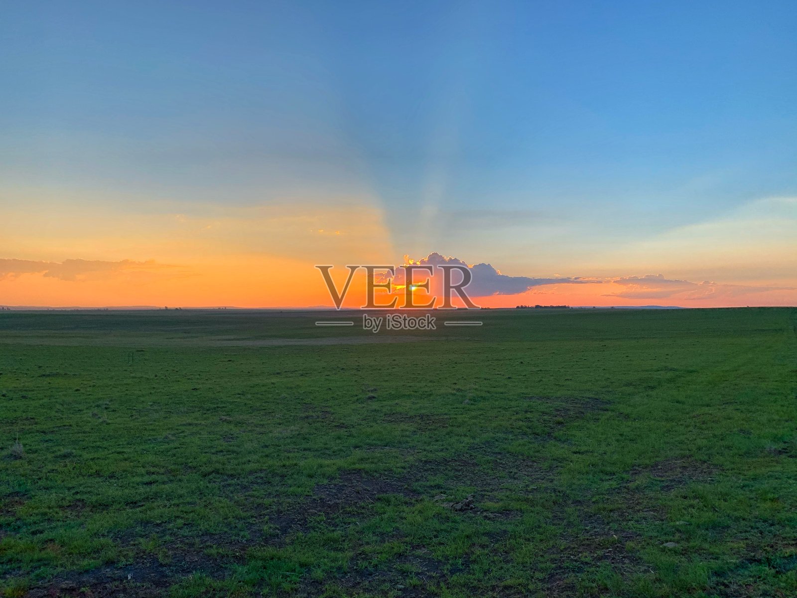 傍晚时分的农场景色照片摄影图片