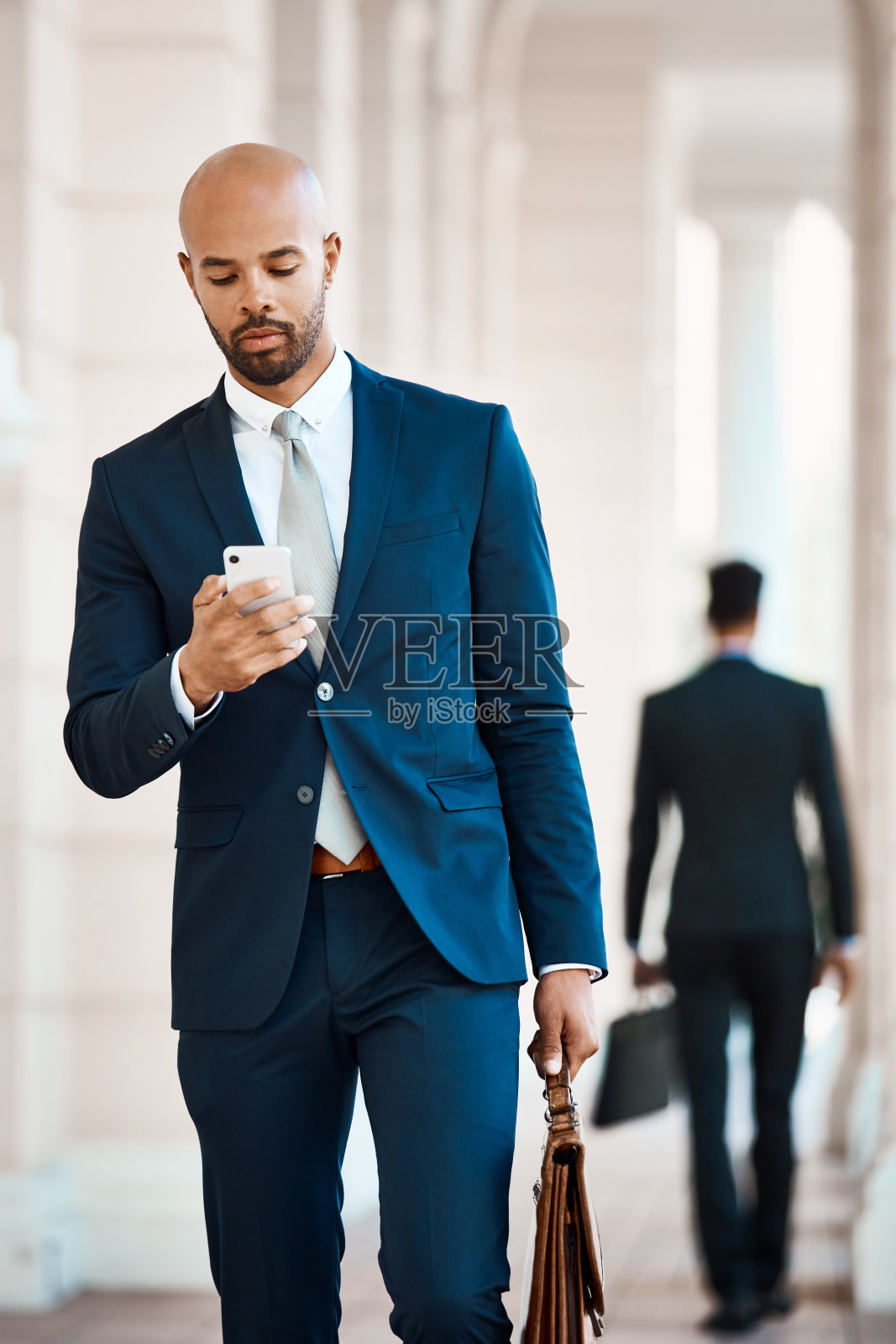 即使在上班的路上，他也在工作照片摄影图片