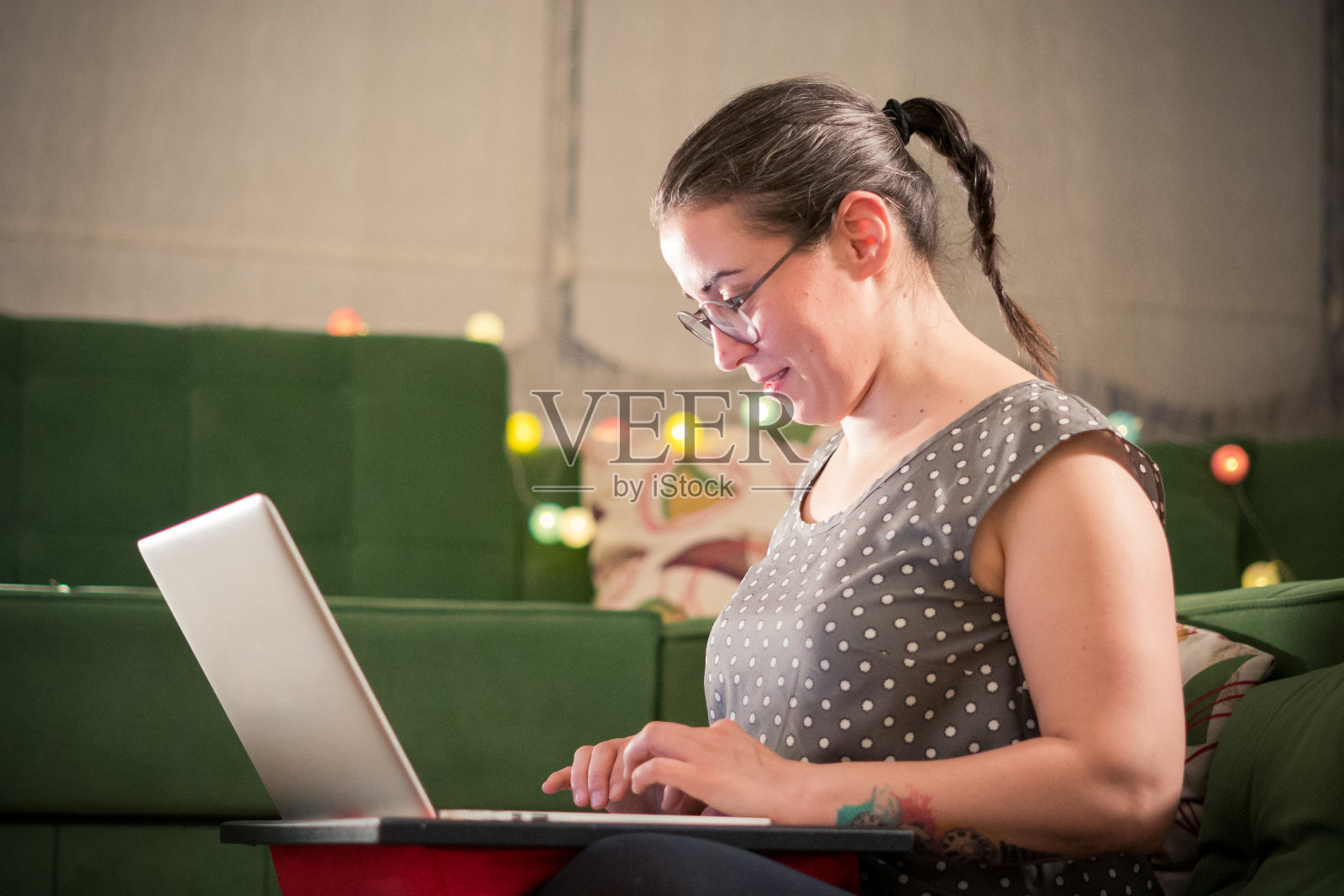年轻女子在家里使用笔记本电脑照片摄影图片
