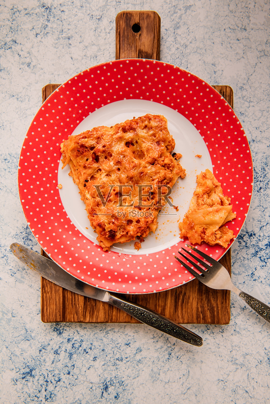 意大利料理:用意大利面，肉末，西红柿，奶酪，香料做成的千层面。照片摄影图片