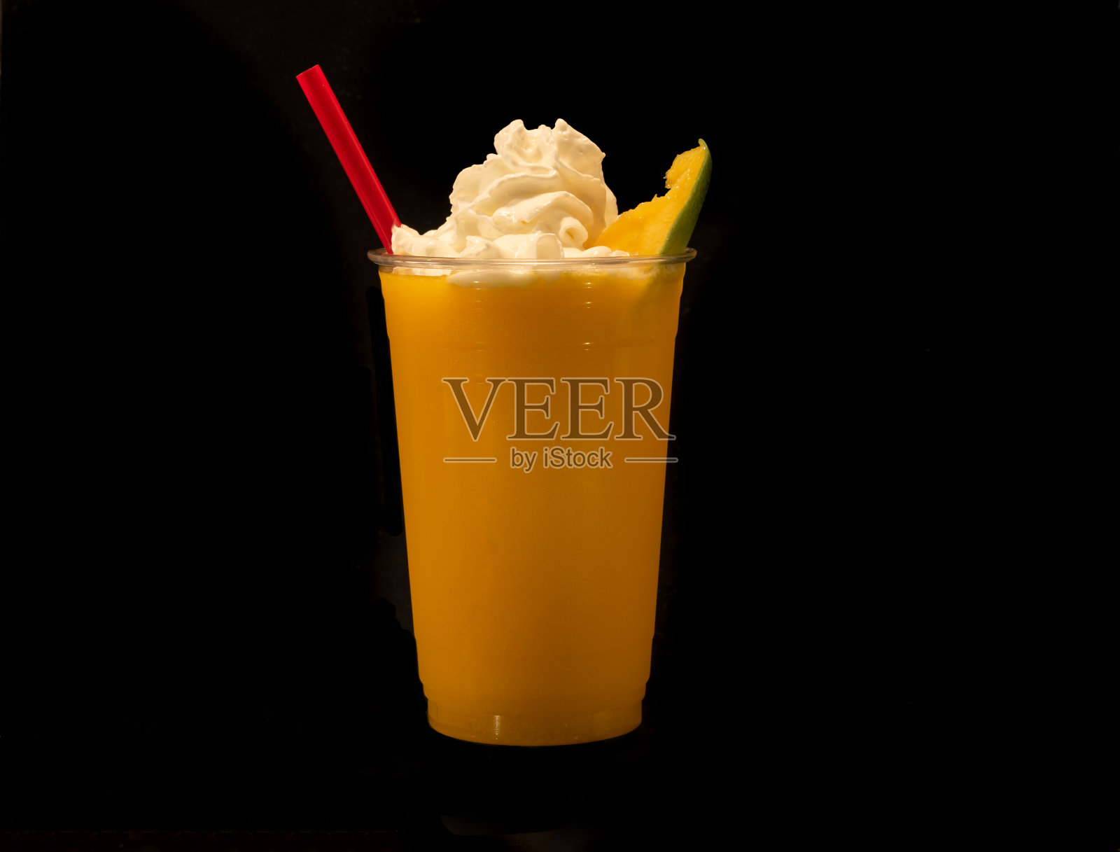 芒果水果冰沙孤立在黑色与拷贝空间照片摄影图片