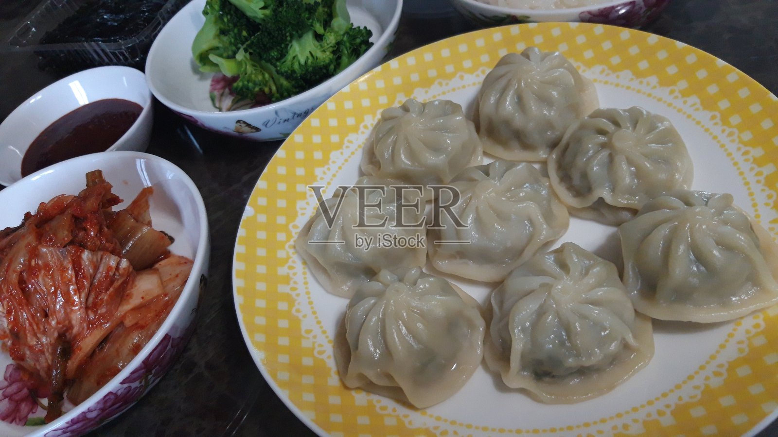 一顿干净而丰盛的饭照片摄影图片