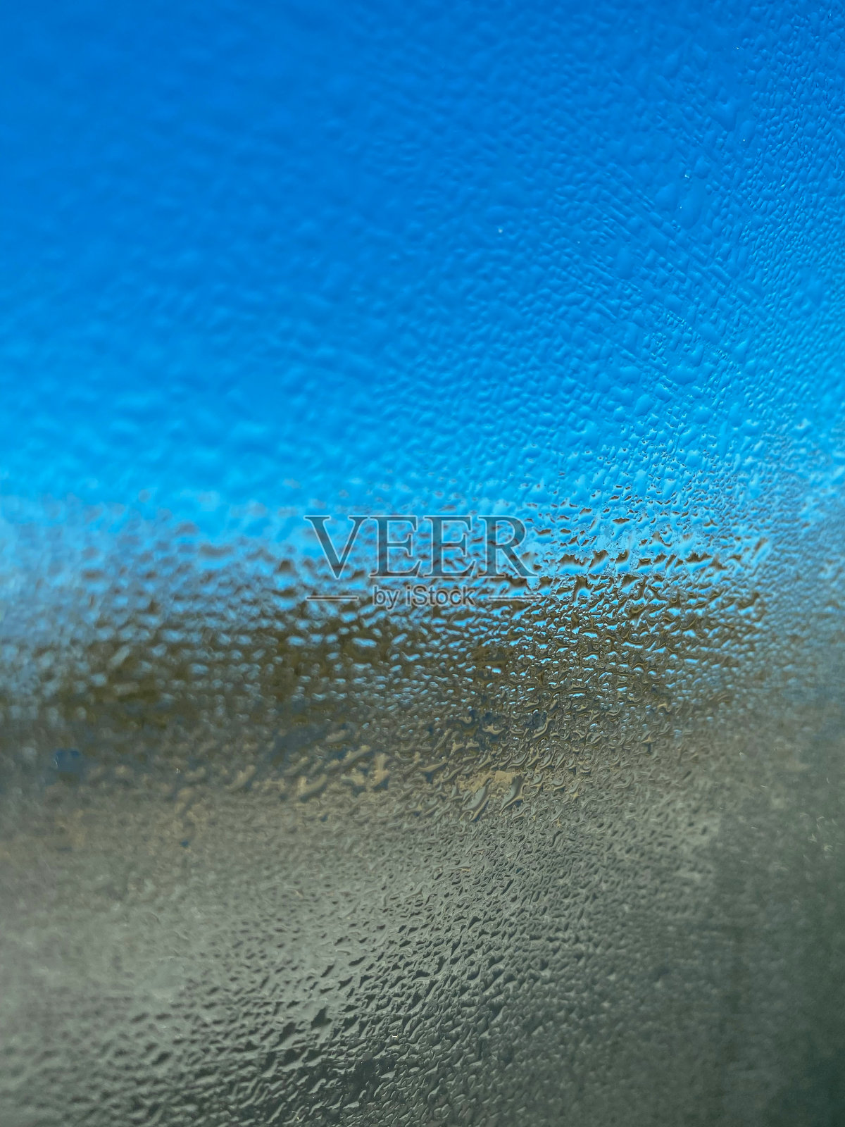 蓝色玻璃背景上的天然水滴。春夏雨点落在车窗上。移动垂直照片照片摄影图片