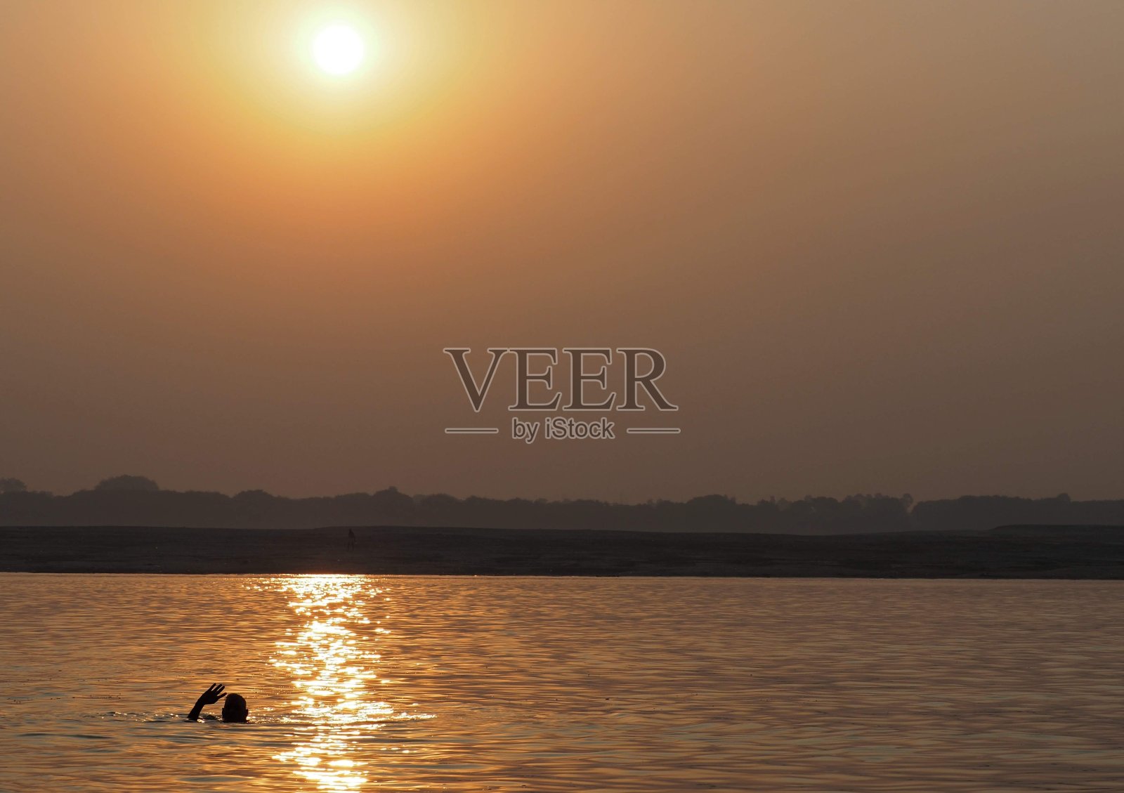 恒河中的朝圣者照片摄影图片