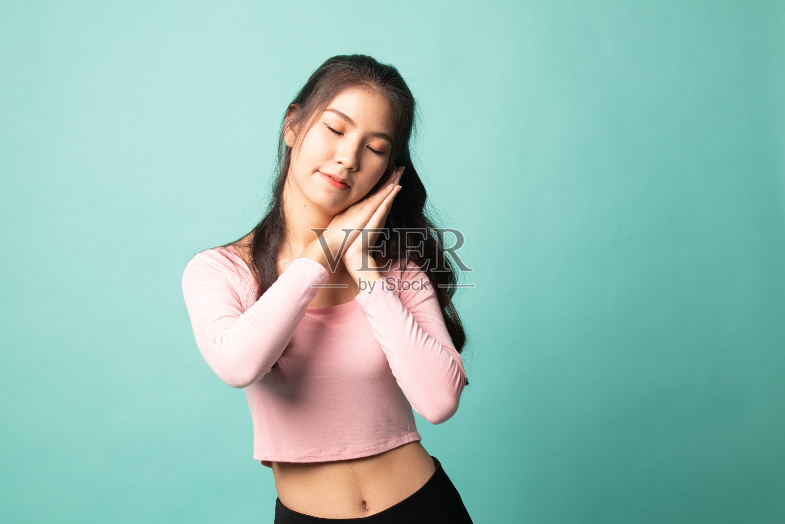 美丽的年轻亚洲女人与睡眠姿势。照片摄影图片