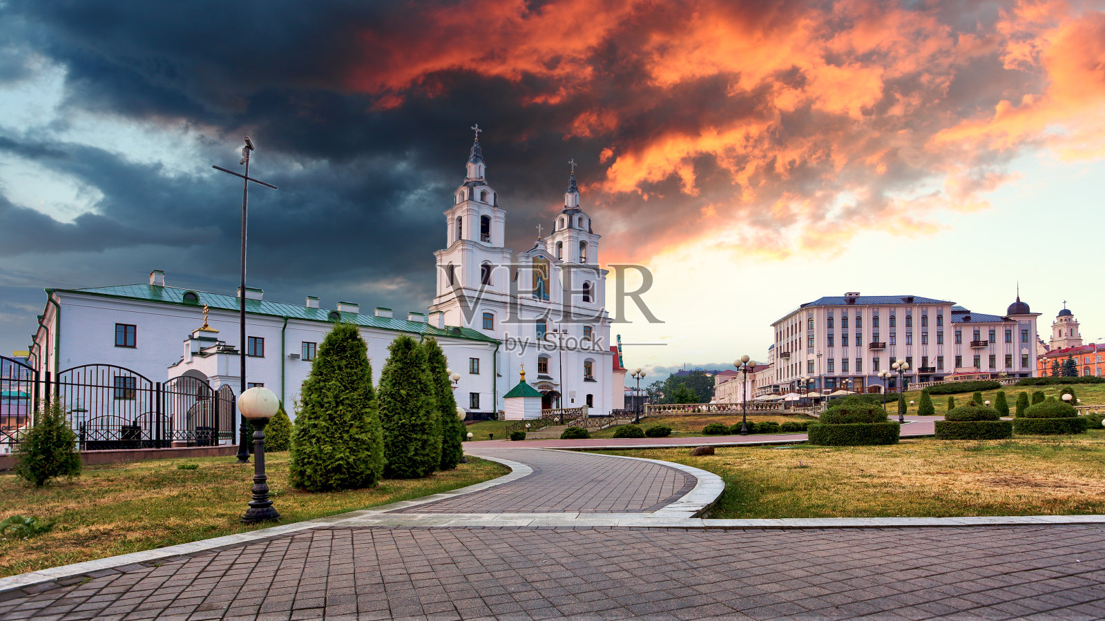 明斯克，白俄罗斯——日落时分看到的东正教圣神大教堂照片摄影图片