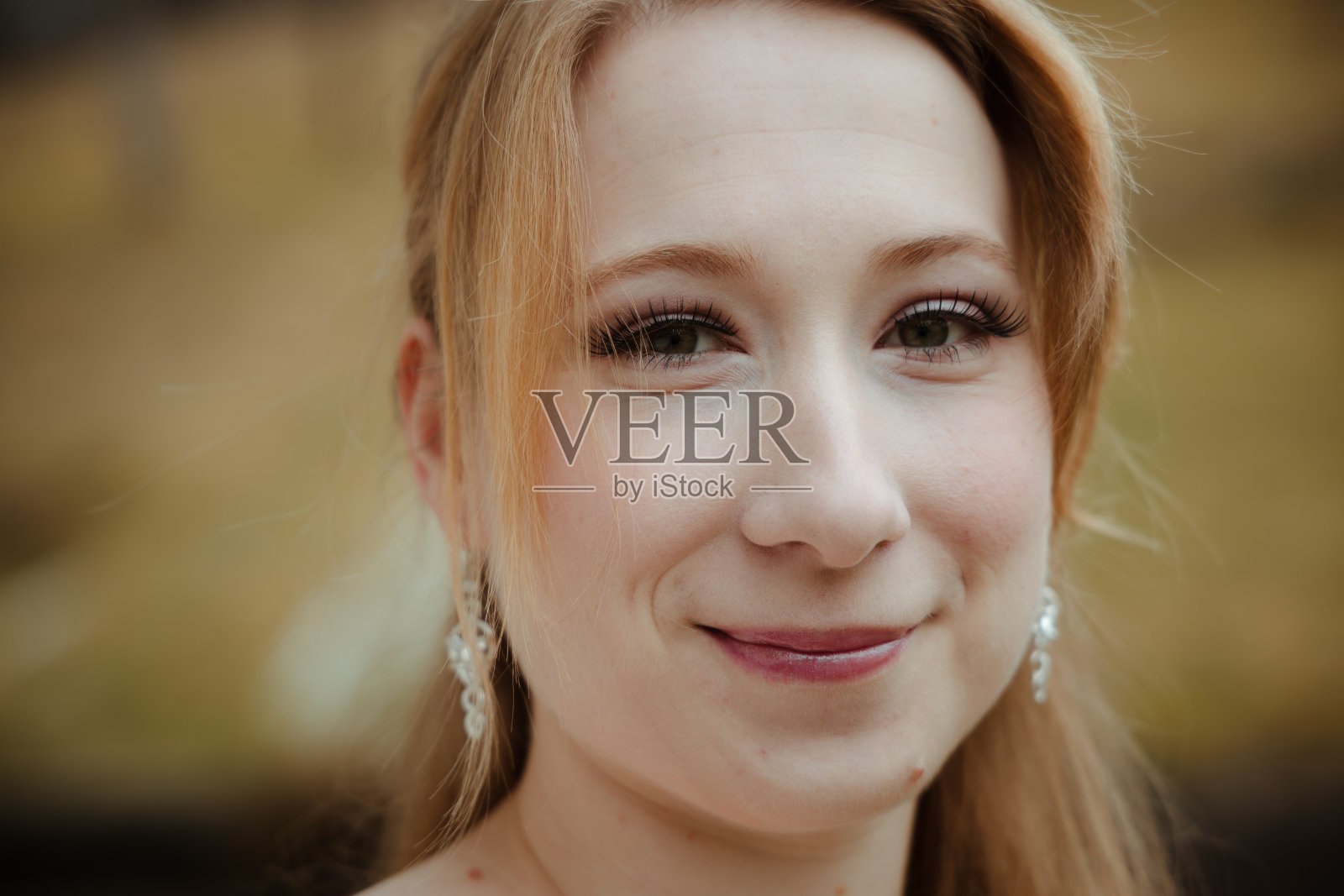 年轻的金发白人女子肖像，看向镜头照片摄影图片