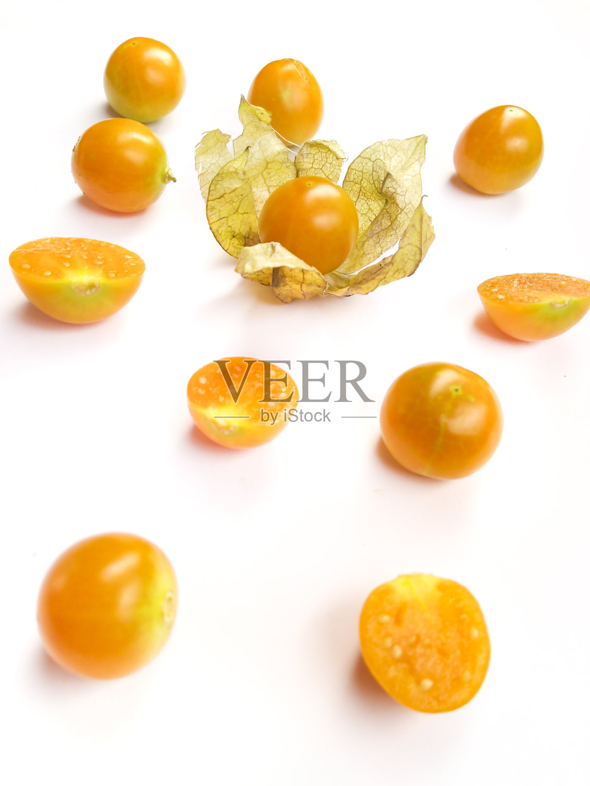 鲜嫩多汁的冬樱桃，白底醋栗，照片摄影图片