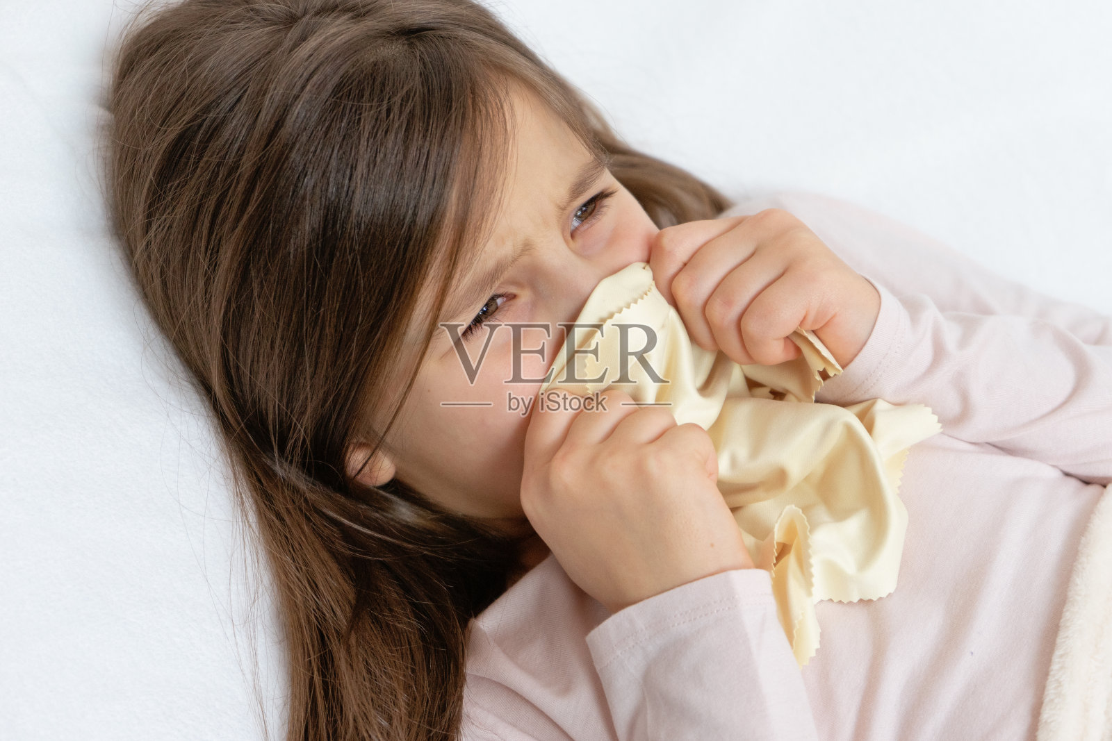 小女孩躺在床上剧烈咳嗽，患了感冒和病毒照片摄影图片