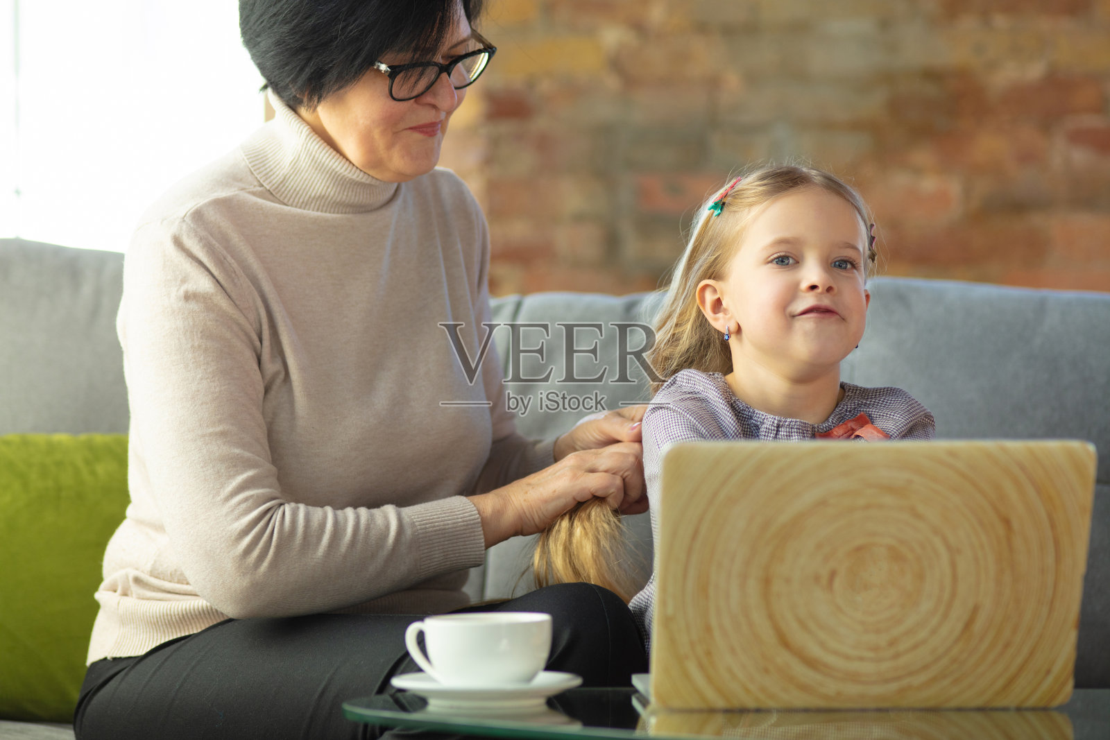 幸福的家庭：祖母和孙子共度时光照片摄影图片