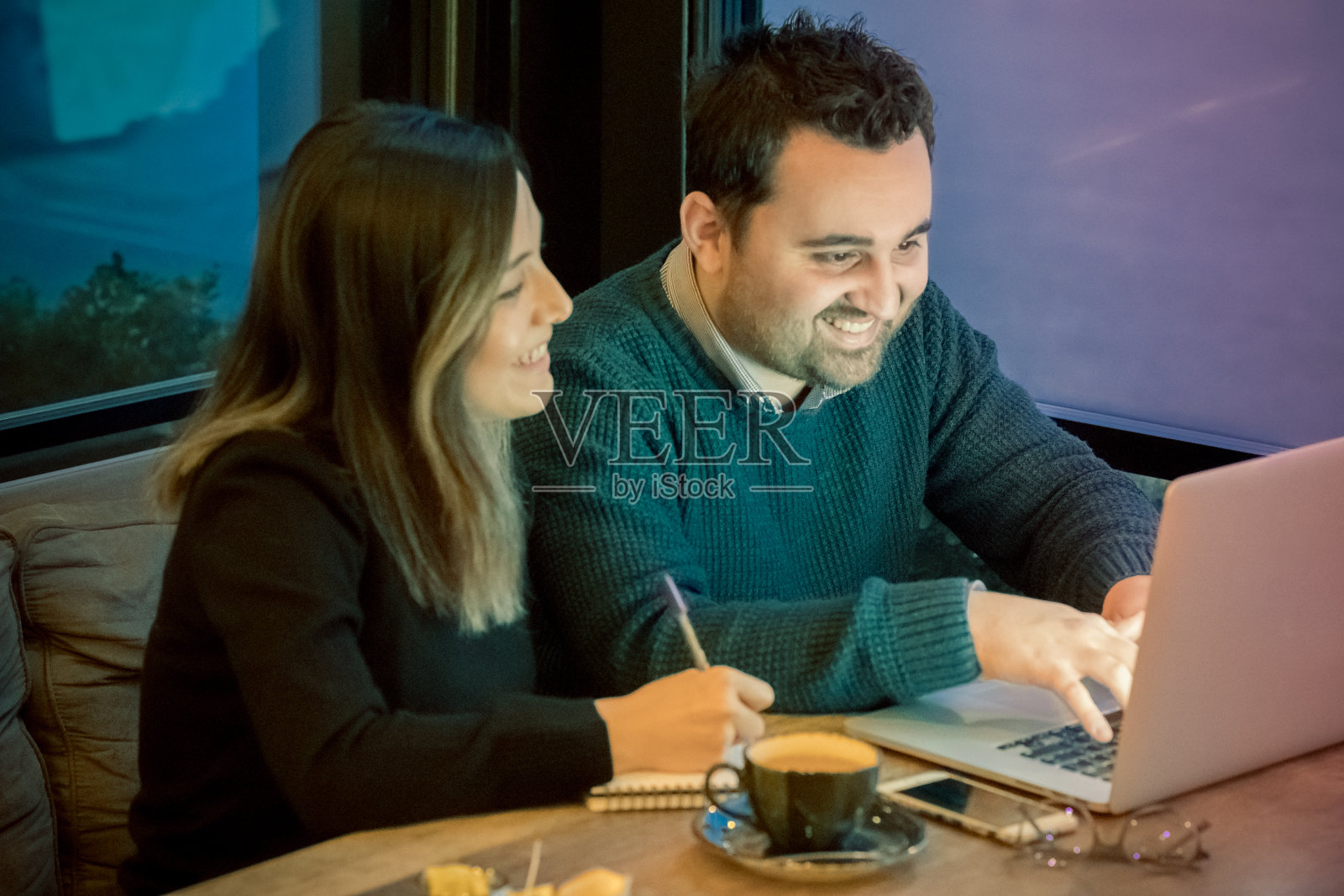 在咖啡馆工作的商人照片摄影图片