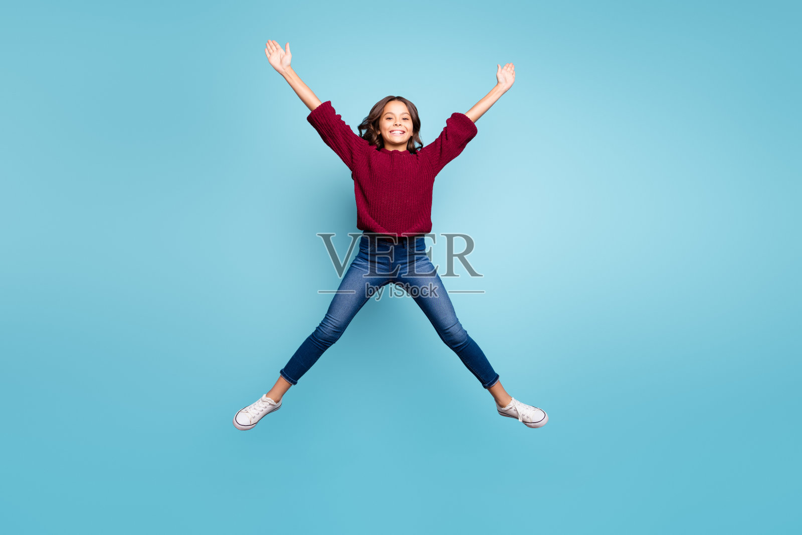 丰满的身体尺寸照片欢快卷曲积极的青春期前塑造明星与她的腿手臂跳自由孤立生动的蓝色背景照片摄影图片