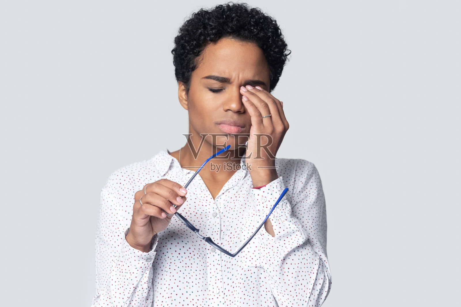 疲惫的千禧年民族妇女揉刺激的眼睛。照片摄影图片