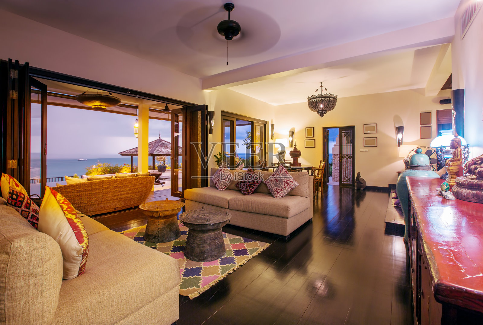 热带豪华别墅内部，客厅带海景阳台照片摄影图片