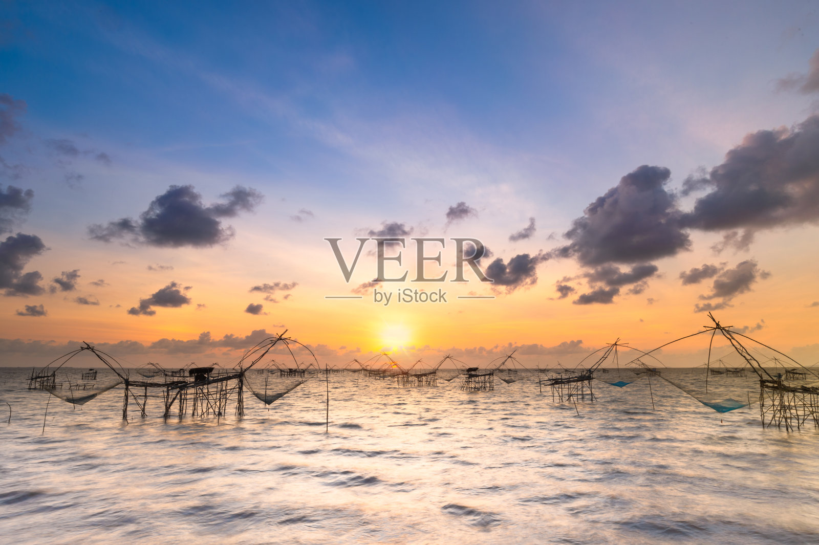 宽镜头美丽的风景日落热带海滩海在泰国南部亚洲照片摄影图片