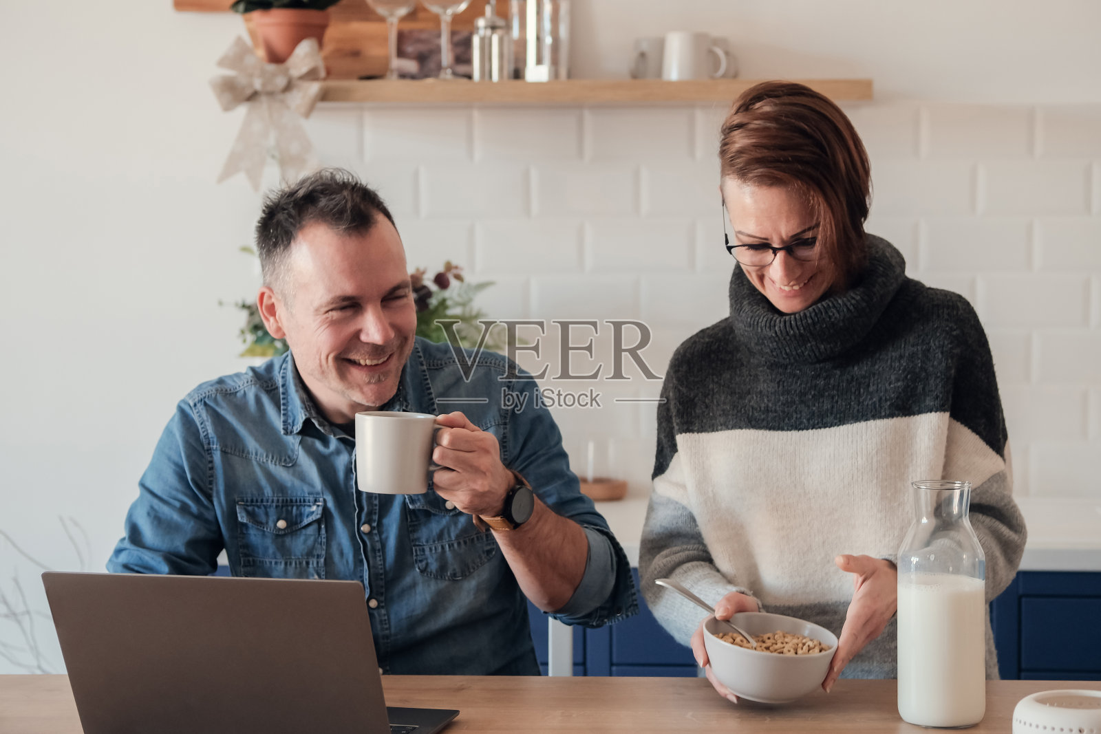 夫妻在家中喝咖啡吃早餐照片摄影图片