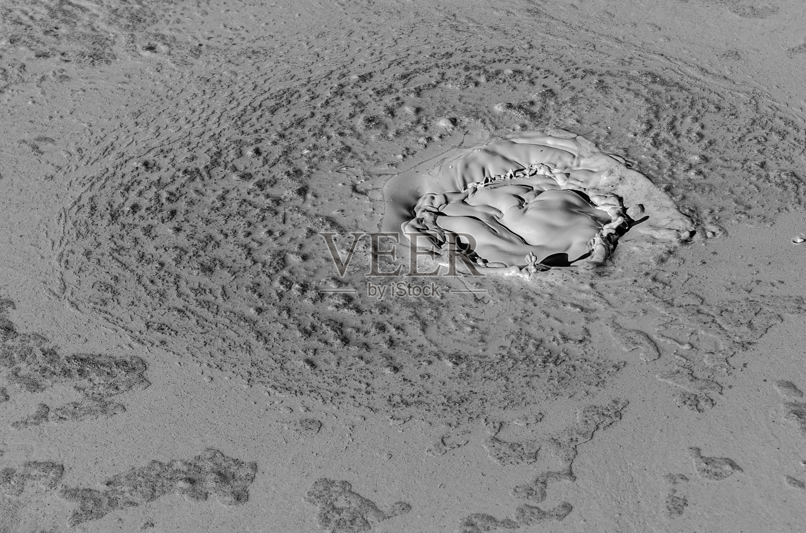 灰色的泥火山即将喷发，在单色中有一种超现实主义的效果照片摄影图片