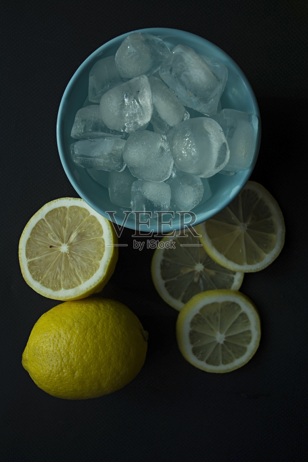 在深色背景上加冰的柠檬片照片摄影图片