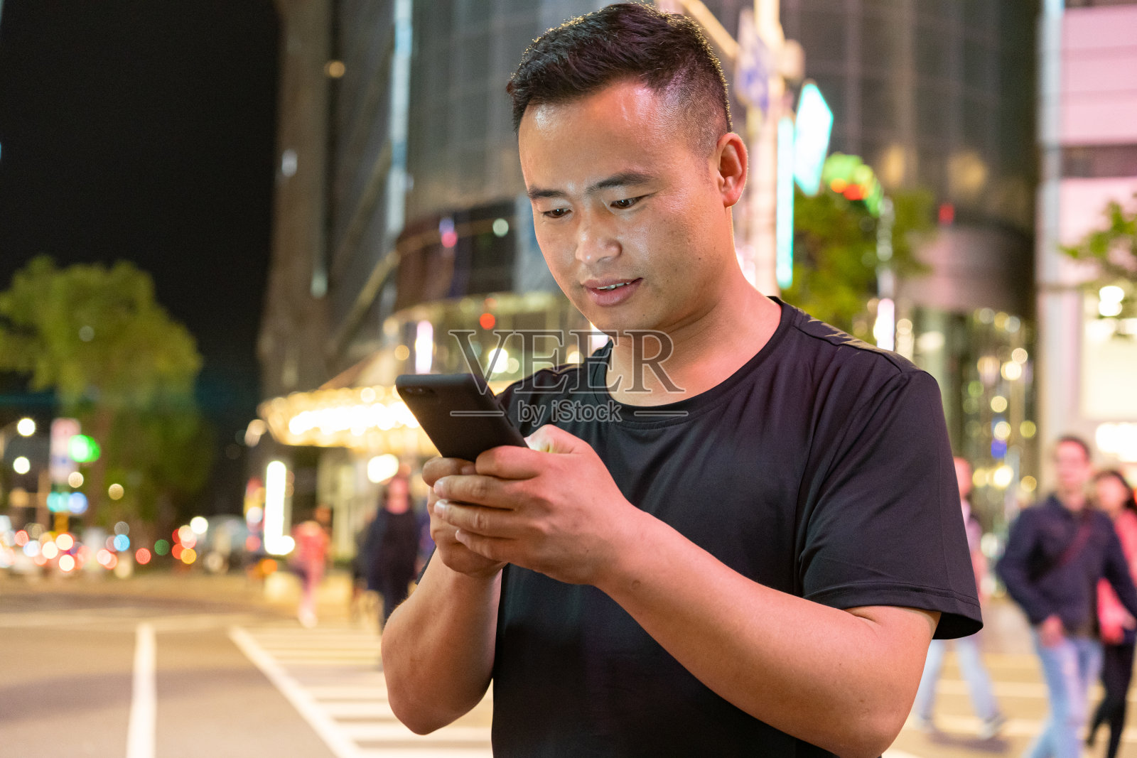 夜晚沟通的亚洲男人照片摄影图片