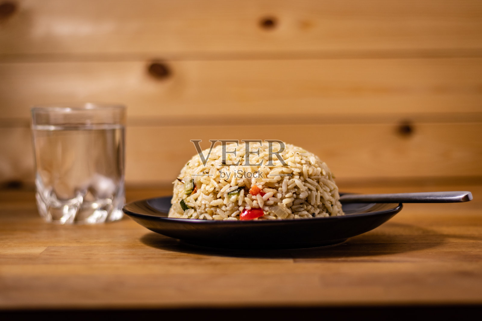 开胃的健康米饭和蔬菜在一个碗在一个木制的背景照片摄影图片