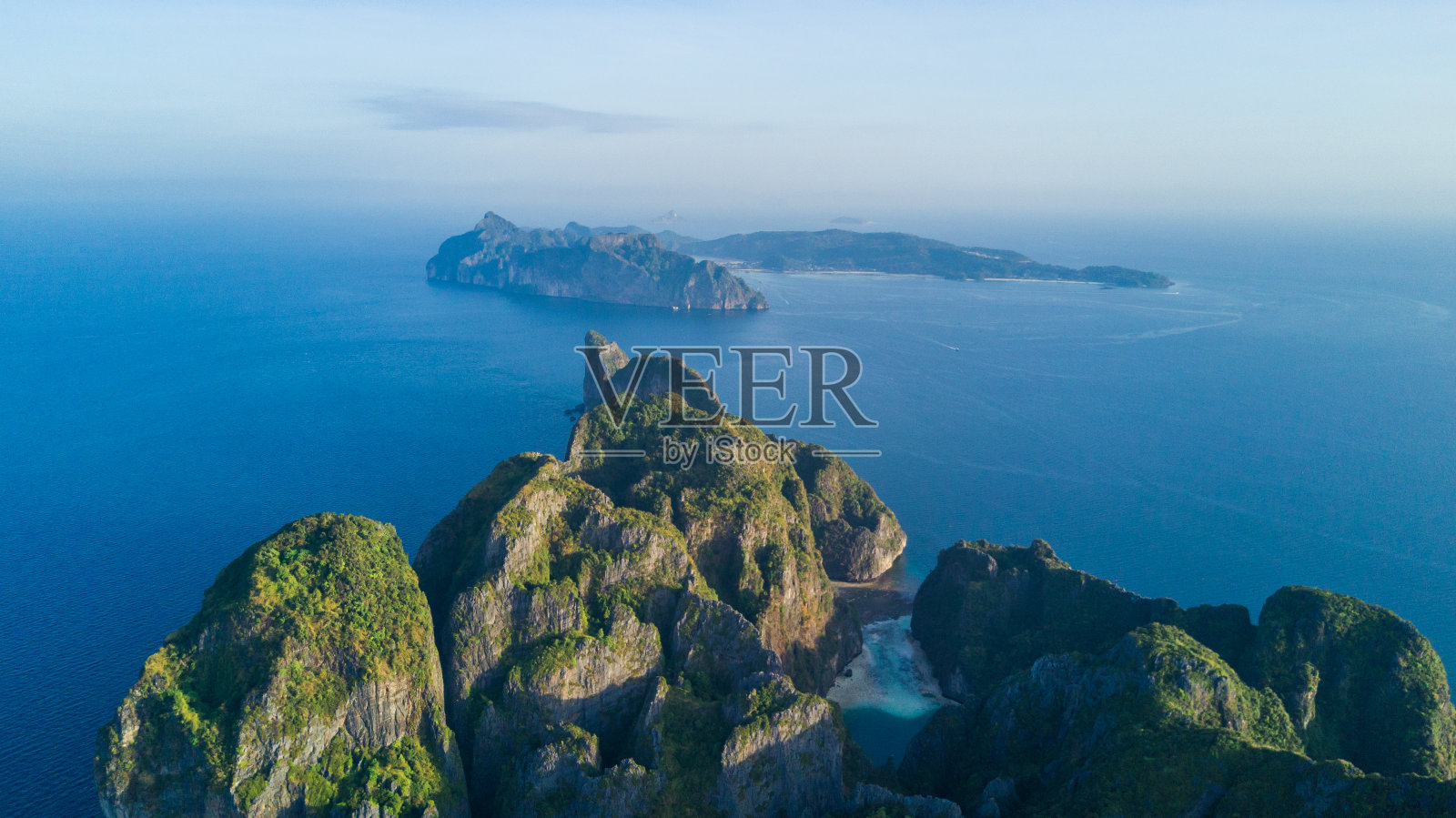航拍：泰国皮皮岛玛雅湾的标志性绿松石水域和石灰岩悬崖照片摄影图片