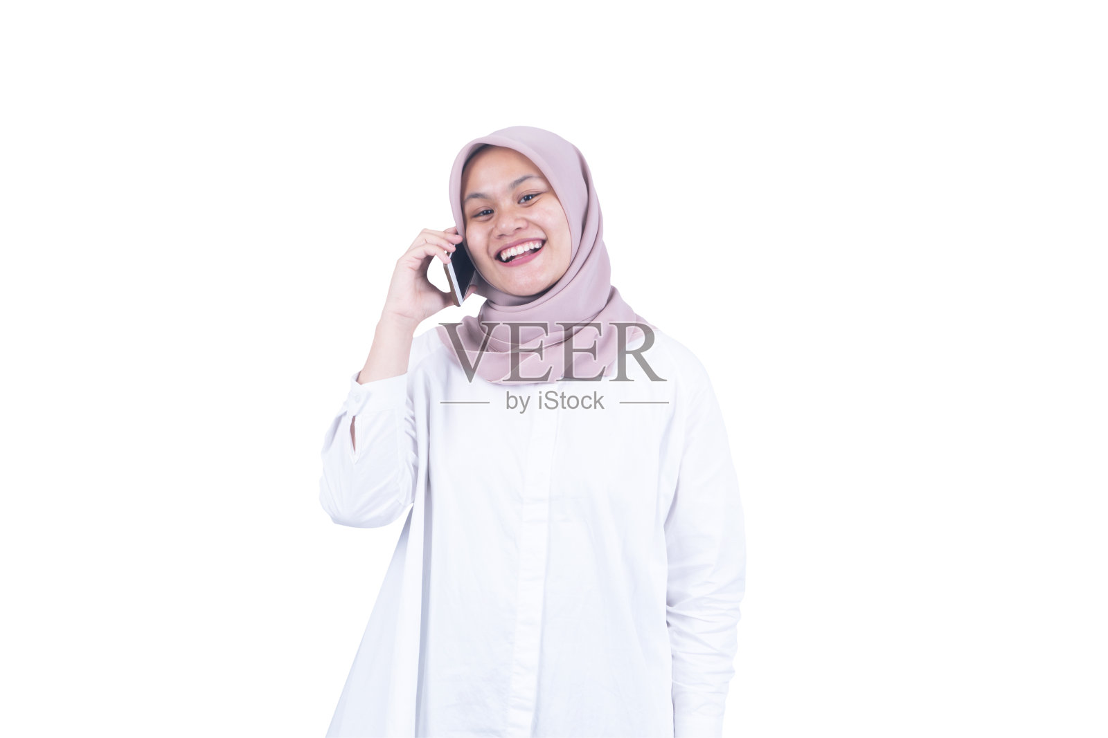 快乐的东南亚穆斯林妇女在打电话-复制空间照片摄影图片