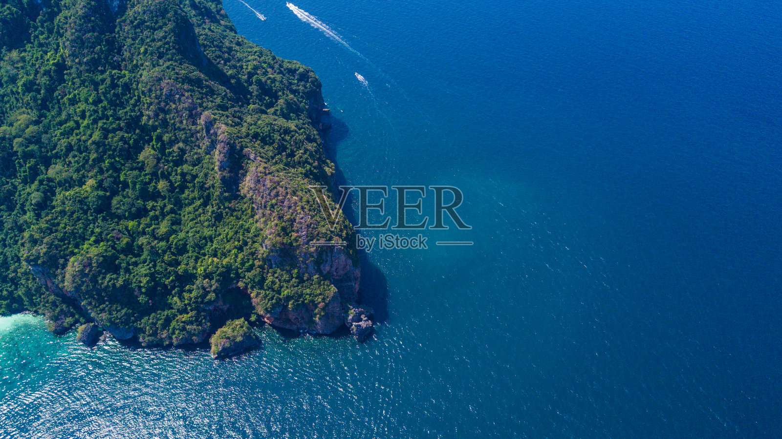 鸟瞰图顶视图热带岛屿，鸟瞰图的皮皮岛，甲米，泰国。照片摄影图片