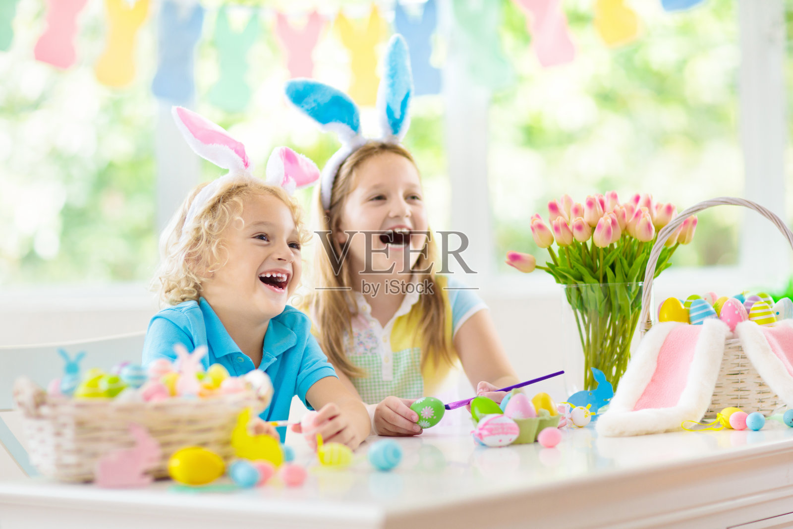 孩子们在寻找复活节彩蛋，儿童染色鸡蛋照片摄影图片